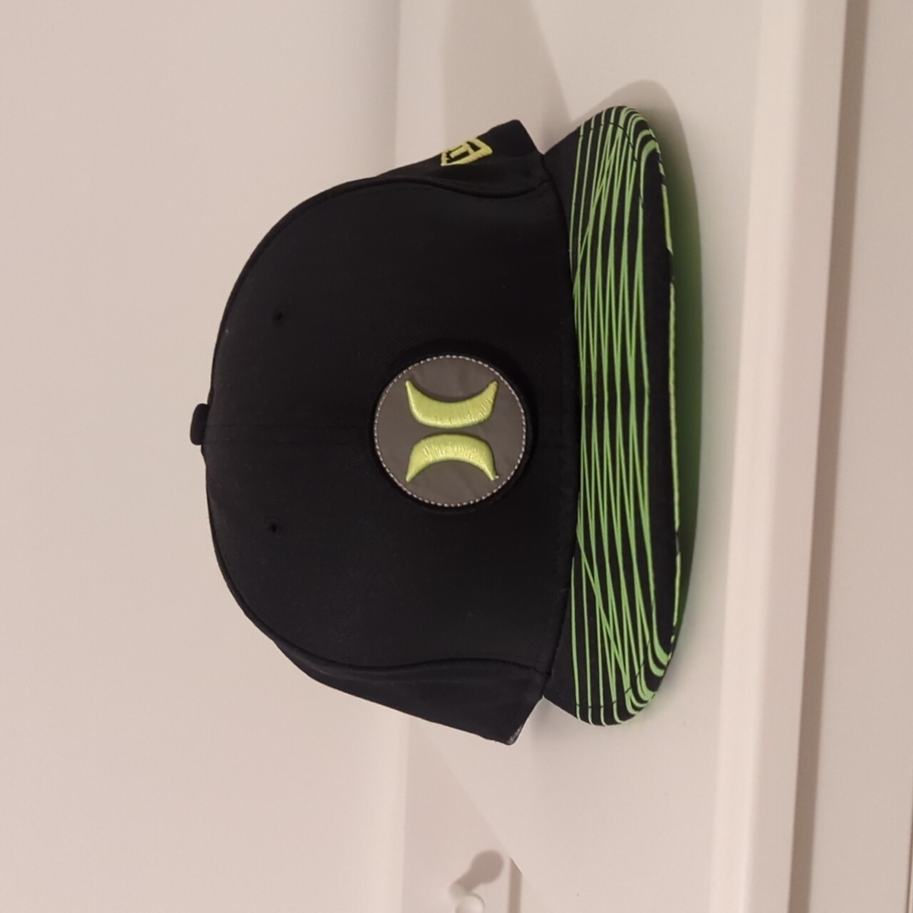 Hurley black/green reflective logo